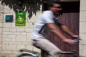 CYCLISTES SUR LE PARCOURS DE LA LOIRE EN VELO DEVANT UN HEBERGEMENT LABELLISE GITE DE FRANCE, VILLAGE DE CANDES-SAINT-MARTIN, INDRE-ET-LOIRE (37), FRANCE 