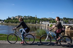 JEUNES FEMMES CYCLISTES SUR LES BORDS DE LA VIENNE DEVANT LE CHATEAU DE CHINON, ITINERAIRE DE LA LOIRE A VELO, INDRE-ET-LOIRE (37), FRANCE 