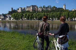 JEUNES FEMMES CYCLISTES SUR LES BORDS DE LA VIENNE DEVANT LE CHATEAU DE CHINON, ITINERAIRE DE LA LOIRE A VELO, INDRE-ET-LOIRE (37), FRANCE 