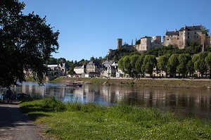 BORDS DE LA VIENNE DEVANT LE CHATEAU DE CHINON (FORTERESSE ROYALE), ITINERAIRE DE LA LOIRE A VELO, INDRE-ET-LOIRE (37), FRANCE 