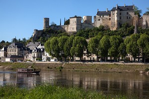 BORDS DE LA VIENNE DEVANT LE CHATEAU DE CHINON (FORTERESSE ROYALE), ITINERAIRE DE LA LOIRE A VELO, INDRE-ET-LOIRE (37), FRANCE 