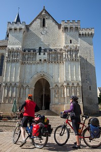 CYCLISTES EN RANDONNEE DEVANT L'EGLISE COLLEGIALE DE CANDES-SAINT-MARTIN, ITINERAIRE DE LA LOIRE A VELO, INDRE-ET-LOIRE (37), FRANCE 