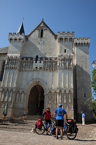 CYCLISTES EN RANDONNEE DEVANT L'EGLISE COLLEGIALE DE CANDES-SAINT-MARTIN, ITINERAIRE DE LA LOIRE A VELO, INDRE-ET-LOIRE (37), FRANCE 