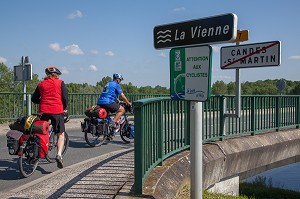 CYCLISTES EN RANDONNEE SUR LE PONT DE LA VIENNE, ITINERAIRE DE LA LOIRE A VELO, CANDES-SAINT-MARTIN, INDRE-ET-LOIRE (37), FRANCE 