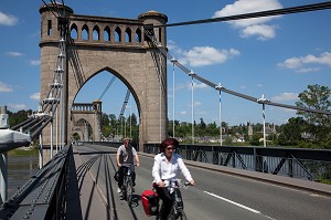 CYCLISTES EN RANDONNEE SUR LE PONT DE LANGEAIS, ITINERAIRE DE LA LOIRE A VELO, INDRE-ET-LOIRE (37), FRANCE 