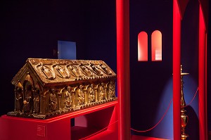 CHASSE RELIQUAIRE EN BOIS DORE DU XIII EME SIECLE, CABINET D'ART SACRE, CHATEAU DE LANGEAIS, INDRE-ET-LOIRE (37), FRANCE 