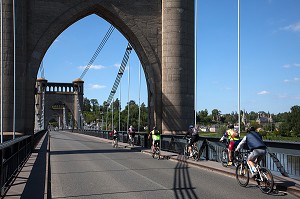 CYCLISTES EN RANDONNEE SUR LE PONT DE LANGEAIS, ITINERAIRE DE LA LOIRE A VELO, INDRE-ET-LOIRE (37), FRANCE 