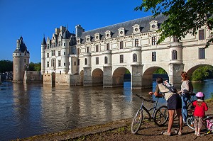 CYCLISTES EN FAMILLE DEVANT LE CHATEAU DE CHENONCEAU POSE SUR LA RIVIERE LE CHER, ITINERAIRE DE LA LOIRE A VELO, INDRE-ET-LOIRE (37), FRANCE 