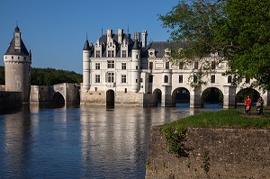 PROMENADE EN POUSSETTE SUR LES RIVES DU CHER, CHATEAU DE CHENONCEAU, INDRE-ET-LOIRE (37), FRANCE 