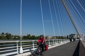 CYCLISTES SUR LE PONT DE L'EUROPE, ITINERAIRE DE LA LOIRE A VELO, ORLEANS, LOIRET (45), FRANCE 