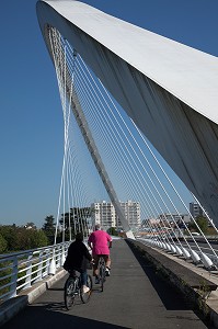 CYCLISTES SUR LE PONT DE L'EUROPE, ITINERAIRE DE LA LOIRE A VELO, ORLEANS, LOIRET (45), FRANCE 