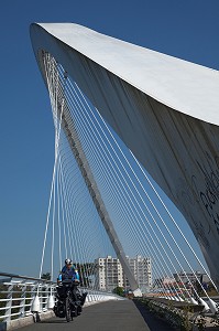 CYCLISTES SUR LE PONT DE L'EUROPE, ITINERAIRE DE LA LOIRE A VELO, ORLEANS, LOIRET (45), FRANCE 