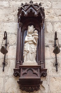 NOTRE-DAME-DE-FLEURY, VIERGE A L'ENFANT EN ALBATRE DU XIV SEME SIECLE, BASILIQUE DE SAINT-BENOIT-SUR-LOIRE, ABBAYE DE FLEURY, ITINERAIRE DE LA LOIRE A VELO, LOIRET (45), FRANCE 