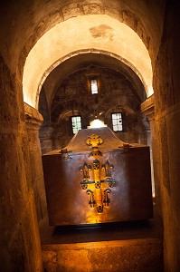 RELIQUES DE SAINT-BENOIT (480-547), CRYPTE DE LA BASILIQUE DE SAINT-BENOIT-SUR-LOIRE, ABBAYE DE FLEURY, ITINERAIRE DE LA LOIRE A VELO, LOIRET (45), FRANCE 