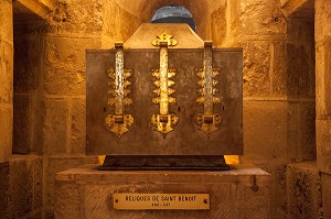 RELIQUES DE SAINT-BENOIT (480-547), CRYPTE DE LA BASILIQUE DE SAINT-BENOIT-SUR-LOIRE, ABBAYE DE FLEURY, ITINERAIRE DE LA LOIRE A VELO, LOIRET (45), FRANCE 