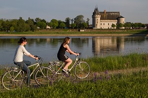 JEUNES FEMMES CYCLISTES SUR L'ITINERAIRE DE LA LOIRE A VELO DEVANT LE CHATEAU DE SULLY-SUR-LOIRE, SAINT-PERE-SUR-LOIRE, LOIRET (45), FRANCE 