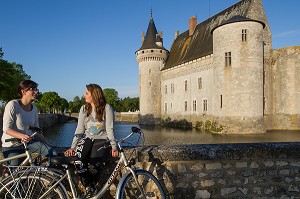 JEUNES FEMMES CYCLISTES SUR L'ITINERAIRE DE LA LOIRE A VELO DEVANT LE CHATEAU DE SULLY-SUR-LOIRE, LOIRET (45), FRANCE 