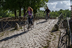 COUPLE DE CYCLISTES SUR L'ANCIENNE ECLUSE DE MANTELOT, ITINERAIRE DE LA LOIRE A VELO, CHATILLON-SUR-LOIRE, LOIRET (45), FRANCE 