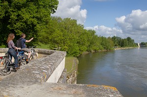 COUPLE DE CYCLISTES SUR L'ANCIENNE ECLUSE DE MANTELOT, ITINERAIRE DE LA LOIRE A VELO, CHATILLON-SUR-LOIRE, LOIRET (45), FRANCE 