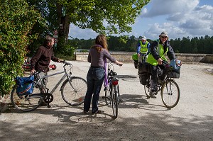 COUPLES DE CYCLISTES SUR L'ANCIENNE ECLUSE DE MANTELOT, ITINERAIRE DE LA LOIRE A VELO, CHATILLON-SUR-LOIRE, LOIRET (45), FRANCE 