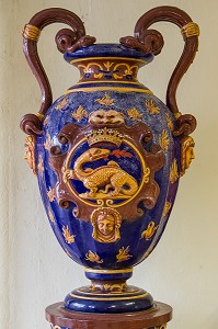 FAIENCE DE GIEN DU MAGASIN DE LA FAIENCERIE, LOIRET (45), FRANCE 