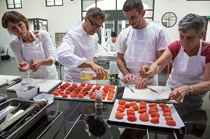 PREPARATION DES TOMATES, CUISINE D'AUTEUR AVEC LAURENT CLEMENT, COURS DE CUISINE, 11 COURS GABRIEL, CHARTRES, EURE-ET-LOIR (28), FRANCE 
