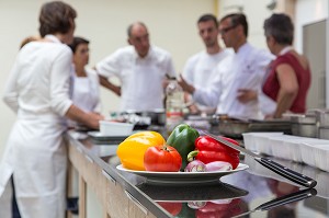PREPARATION DE LEGUMES, POIVRONS JAUNES ET ROUGES, TOMATES, CUISINE D'AUTEUR AVEC LAURENT CLEMENT, COURS DE CUISINE, 11 COURS GABRIEL, CHARTRES, EURE-ET-LOIR (28), FRANCE 