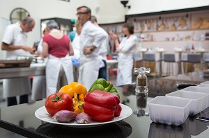 PREPARATION DE LEGUMES, POIVRONS JAUNES ET ROUGES, TOMATES, CUISINE D'AUTEUR AVEC LAURENT CLEMENT, COURS DE CUISINE, 11 COURS GABRIEL, CHARTRES, EURE-ET-LOIR (28), FRANCE 