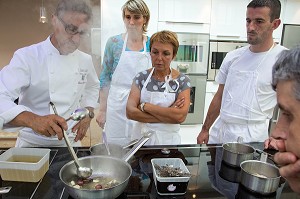 PREPARATION DE LA SAUCE POUR UN DOS DE CABILLAUD AU CAVIAR D'AUBERGINES ET CHAMPIGNONS, CUISINE D'AUTEUR AVEC LAURENT CLEMENT, COURS DE CUISINE, 11 COURS GABRIEL, CHARTRES, EURE-ET-LOIR (28), FRANCE 