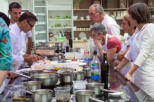 PREPARATION D'UN DOS DE CABILLAUD AU CAVIAR D'AUBERGINES ET CHAMPIGNONS, CUISINE D'AUTEUR AVEC LAURENT CLEMENT, COURS DE CUISINE, 11 COURS GABRIEL, CHARTRES, EURE-ET-LOIR (28), FRANCE 