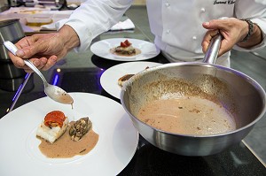 MISE EN PLACE DE LA SAUCE AU JUS D'OLIVES BROYEES POUR UN DOS DE CABILLAUD AU CAVIAR D'AUBERGINES ET CHAMPIGNONS, CUISINE D'AUTEUR AVEC LAURENT CLEMENT, COURS DE CUISINE, 11 COURS GABRIEL, CHARTRES, EURE-ET-LOIR (28), FRANCE 