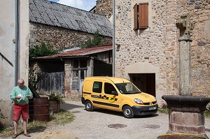 VEHICULE DE LA POSTE DANS LE HAMEAU FORTIFIE DE FLAUJAC, ESPALION, AVEYRON (12), FRANCE 
