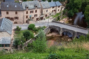 TROU DE BOZOULS, CIRQUE NATUREL EN FORME DE FER A CHEVAL, LABEL PLUS BEAU VILLAGE DE FRANCE, BOZOULS, AVEYRON (12), FRANCE 