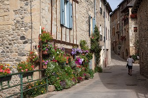 PETITE RUE DU VILLAGE DE SAINTE-EULALIE D'OLT, LABEL PLUS BEAU VILLAGE DE FRANCE, AVEYRON (12), FRANCE 