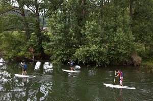 ACTIVITE SUP, STAND UP PADDLE, DESCENTE DE LA RIVIERE LE LOT DEBOUT SUR UNE PLANCHE, SAINTE-EULALIE D'OLT, AVEYRON (12), FRANCE 