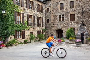 PLACE DU VILLAGE DE SAINTE-EULALIE D'OLT, LABEL PLUS BEAU VILLAGE DE FRANCE, AVEYRON (12), FRANCE 