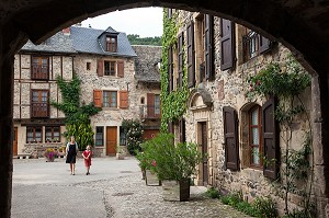 TOURISTES SUR LA PLACE DU VILLAGE DE SAINTE-EULALIE D'OLT, LABEL PLUS BEAU VILLAGE DE FRANCE, AVEYRON (12), FRANCE 