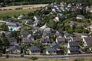 LOTISSEMENT MODERNE ET PISCINE MUNICIPALE AU PIED DE LA CITE MEDIEVALE DE SEVERAC-LE-CHATEAU, AVEYRON (12), FRANCE 