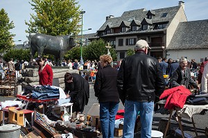 VIDE-GRENIER AUTOUR DE LA SCULPTURE EN BRONZE DU TAUREAU D'AUBRAC, OEUVRE DE GEORGES LUCIEN GUYOT, VILLAGE DE LAGUIOLE, AVEYRON (12), FRANCE 