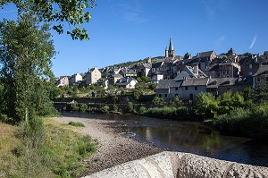 SAINT-COME D'OLT AU BORD DU LOT, LABEL PLUS BEAU VILLAGE DE FRANCE, ROUTE DE SAINT-JACQUES DE COMPOSTELLE, AVEYRON (12), FRANCE 