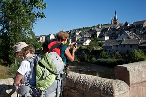 PELERINS SUR LA ROUTE DE SAINT-JACQUES DE COMPOSTELLE, SAINT-COME D'OLT, LABEL PLUS BEAU VILLAGE DE FRANCE, AVEYRON (12), FRANCE 