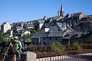 PELERIN SUR LA ROUTE DE SAINT-JACQUES DE COMPOSTELLE, SAINT-COME D'OLT, LABEL PLUS BEAU VILLAGE DE FRANCE, AVEYRON (12), FRANCE 