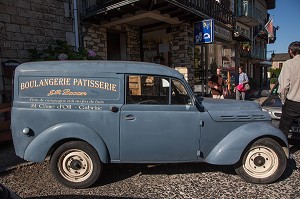 VIEILLE VOITURE DE LA BOULANGERIE ARTISANALE DE SAINT-COME D'OLT, LABEL PLUS BEAU VILLAGE DE FRANCE, AVEYRON (12), FRANCE 