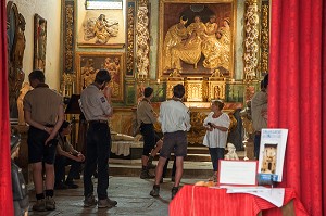 SCOUTS DANS LA CHAPELLE DES PENITENTS, ROUTE DE SAINT-JACQUES DE COMPOSTELLE, ESPALION, AVEYRON (12), FRANCE 