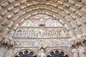 DETAIL DU PORTAIL CENTRAL DE LA FACADE OCCIDENTALE, CATHEDRALE SAINT-ETIENNE DE BOURGES, JOYAU DE L'ARCHITECTURE GOTHIQUE CLASSE AU PATRIMOINE MONDIAL DE L'UNESCO, CHER (18), FRANCE 