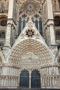 PORTAIL CENTRAL DE LA FACADE OCCIDENTALE, CATHEDRALE SAINT-ETIENNE DE BOURGES, JOYAU DE L'ARCHITECTURE GOTHIQUE CLASSE AU PATRIMOINE MONDIAL DE L'UNESCO, CHER (18), FRANCE 