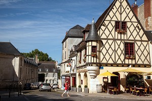 MAISON A COLOMBAGES AVEC UNE TOURELLE EN ENCORBELLEMENT, TAVERNE DE MAITRE KANTER, 50 RUE MOYENNE, VIEILLE VILLE DE BOURGES, CHER (18), FRANCE 