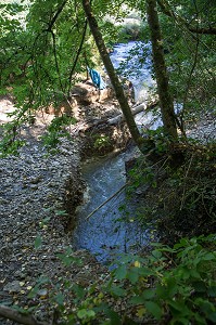 DISPARITION DE LA RIVIERE LA RISLE DANS UNE BETOIRE, ENORME TROU DE PLUSIEURS METRES DANS LA TERRE QUI AVALE TOUT LE DEBIT DE L'EAU, ASSECHANT LE LIT DE LA RIVIERE SUR PLUS DE 12 KILOMETRES, AJOU, EURE (27), FRANCE 
