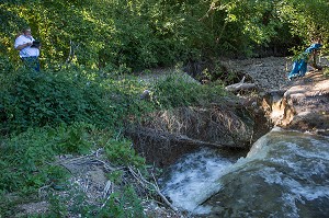 DISPARITION DE LA RIVIERE LA RISLE DANS UNE BETOIRE, ENORME TROU DE PLUSIEURS METRES DANS LA TERRE QUI AVALE TOUT LE DEBIT DE L'EAU, ASSECHANT LE LIT DE LA RIVIERE SUR PLUS DE 12 KILOMETRES, AJOU, EURE (27), FRANCE 