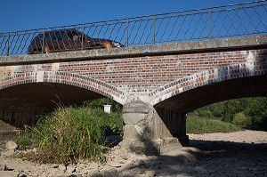 LIT DE LA RISLE ASSECHE APRES LA DISPARITION DE LA RIVIERE DANS UNE BETOIRE, ENORME TROU DE PLUSIEURS METRES DANS LA TERRE QUI AVALE TOUT LE DEBIT DE L'EAU, ASSECHANT LE LIT DE LA RIVIERE SUR PLUS DE 12 KILOMETRES, GROSLEY-SUR-RISLE, EURE (27), FRANCE 